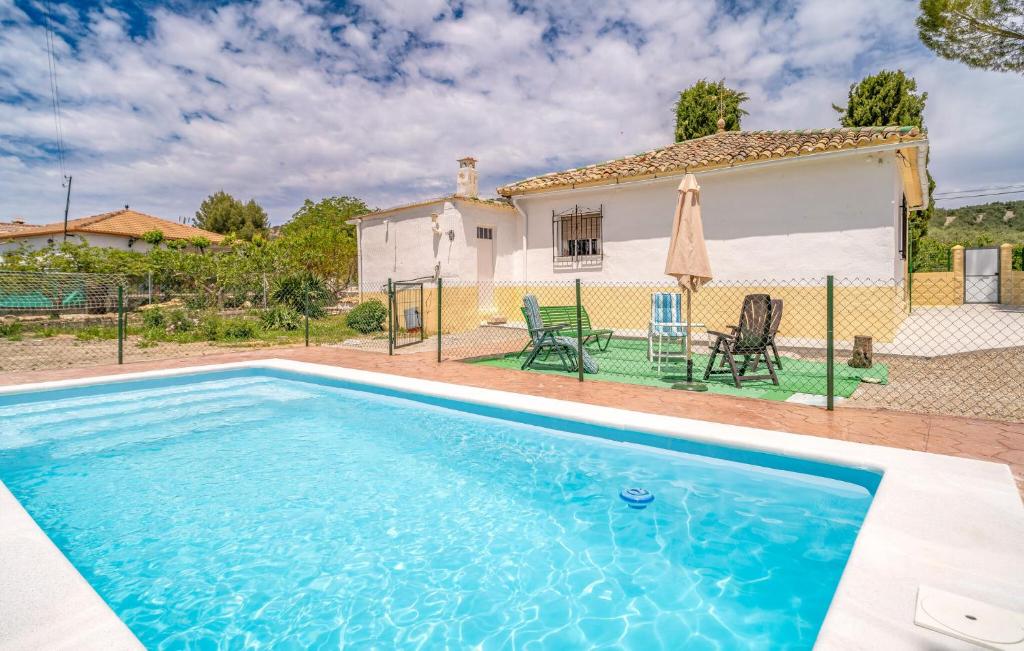una villa con piscina di fronte a una casa di Amazing Home In Alcala La Real With Wi-fi ad Alcalá la Real