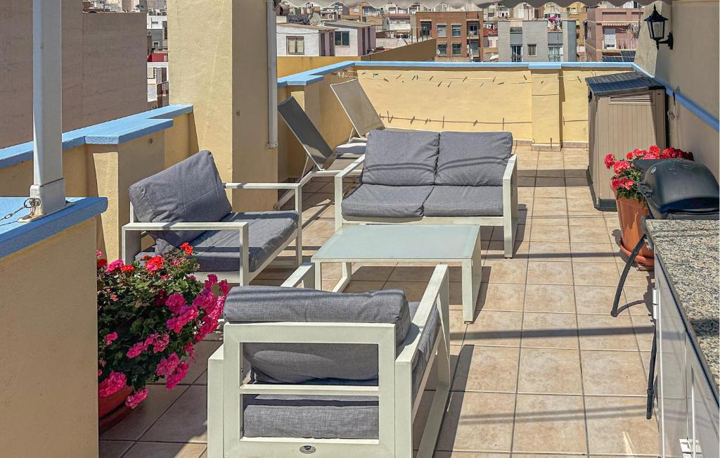 una fila de sillas y mesas en un balcón en Awesome Apartment In Santa Pola, en Santa Pola