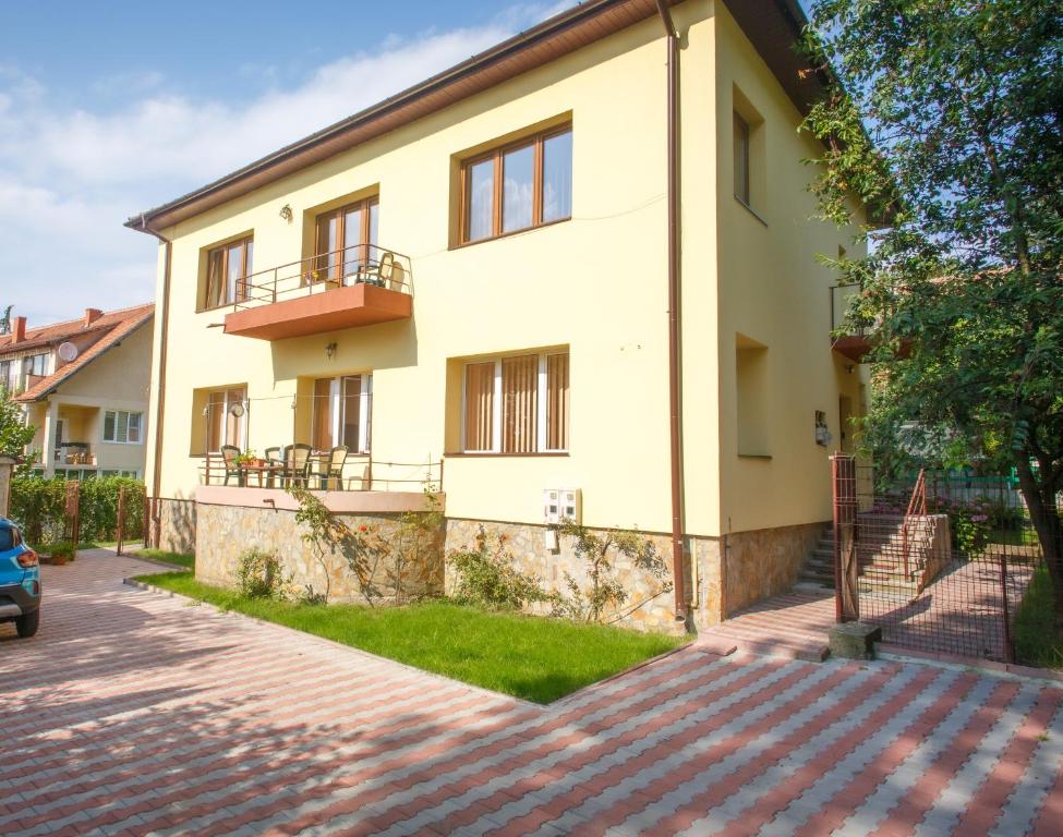 une maison avec une allée en briques devant elle dans l'établissement Barok Appart, à Braşov