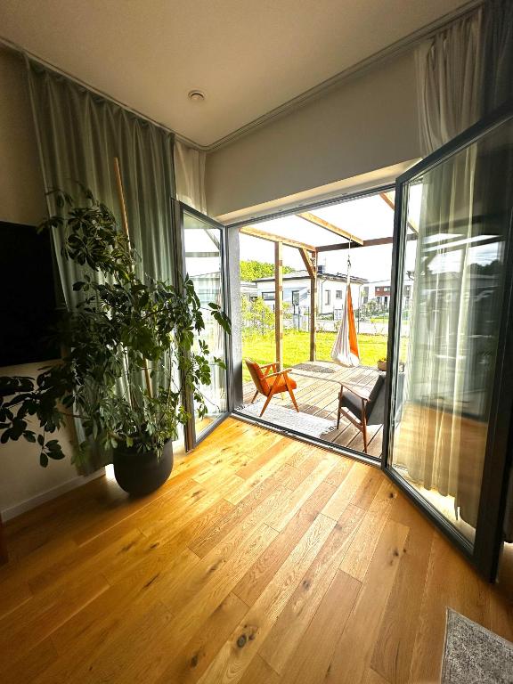 una sala de estar con una puerta corredera de cristal y una silla en Green Home, en Tarnowskie Góry