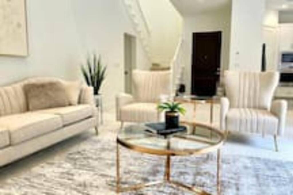 sala de estar con sofá y mesa de centro en Spacious 4BR/4BA Home in Irvine en Irvine
