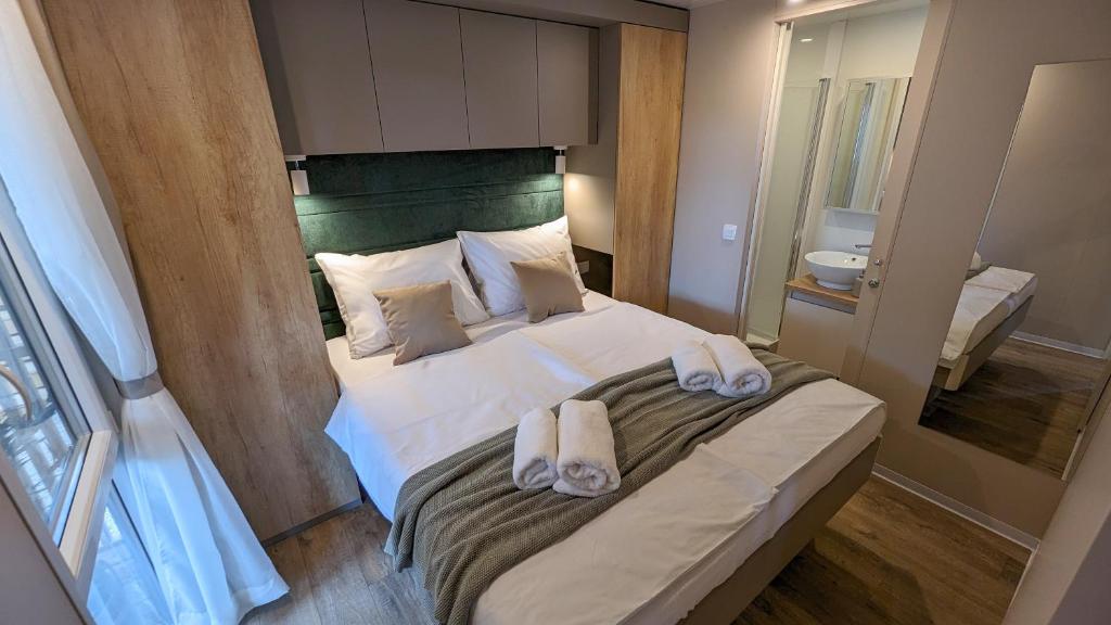 Postel nebo postele na pokoji v ubytování Mobile Homes Jaki