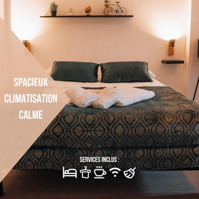 un lit avec deux oreillers dessus dans une chambre dans l'établissement Le Chaleureux • Lumineux • Stationnement Facile, à Déols