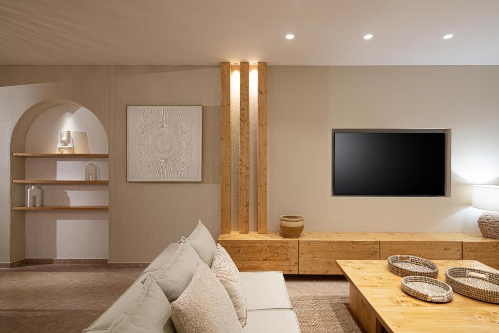 Televízia a/alebo spoločenská miestnosť v ubytovaní Elèa Concept Hotel & Suites