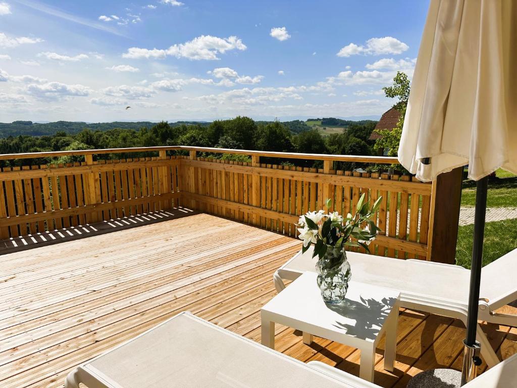 En balkon eller terrasse på Villa Natural Paradise
