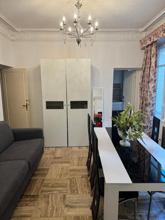 un salon avec une table et un canapé dans l'établissement 3 pièces 64 m2 dans Paris 16, 2 minutes du métro Michel Ange Auteuil, 6 personnes, à Paris