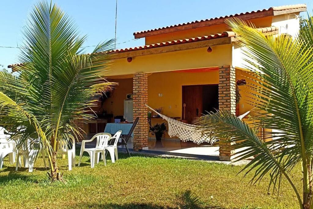 ein kleines Haus mit Hängematte im Hof in der Unterkunft Chácara Beira Rio - NX -MT in Chavantina