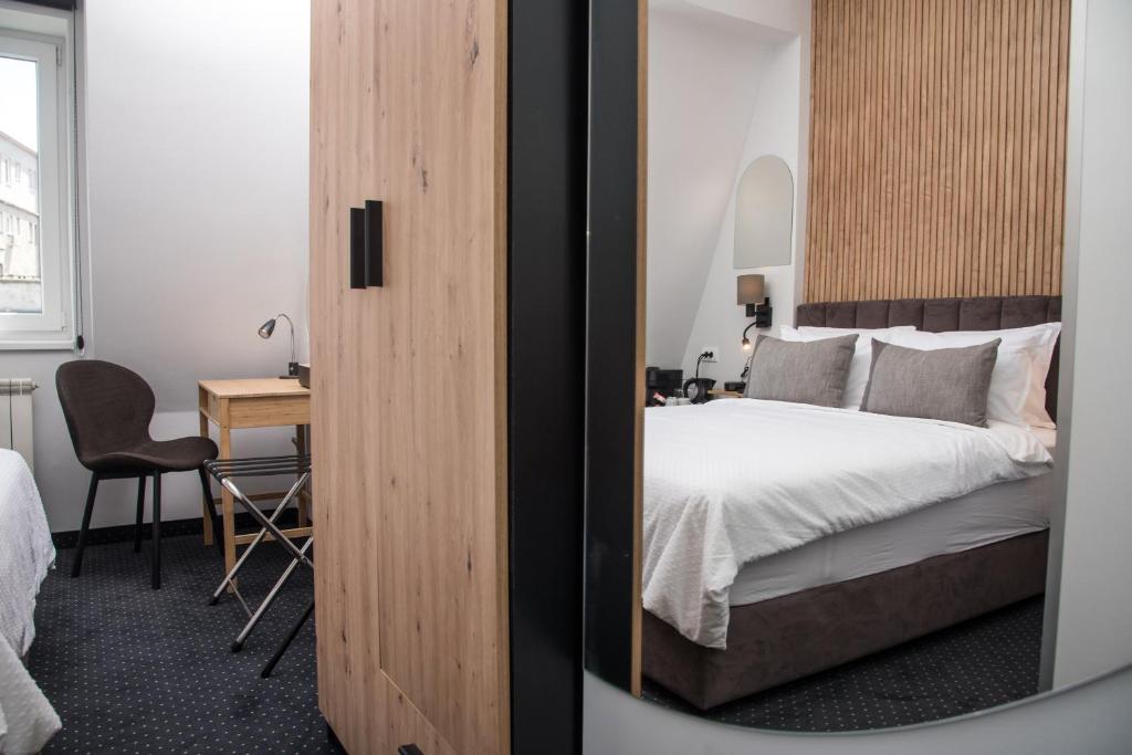 Postel nebo postele na pokoji v ubytování Republic Square Luxury Suites