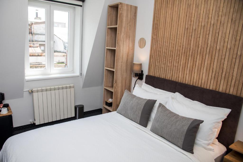 Postel nebo postele na pokoji v ubytování Republic Square Luxury Suites
