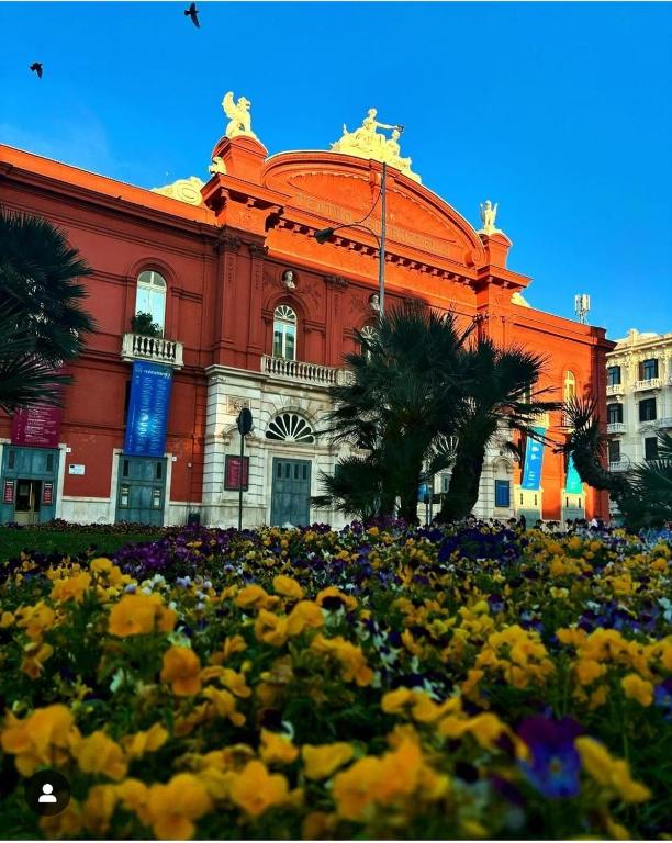 un edificio con un campo di fiori di fronte di Bari in un click a Bari