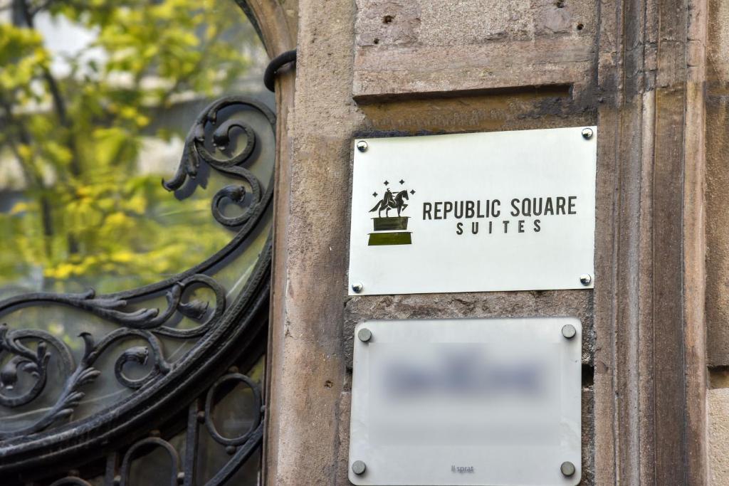 Certifikát, hodnocení, plakát nebo jiný dokument vystavený v ubytování Republic Square Luxury Suites