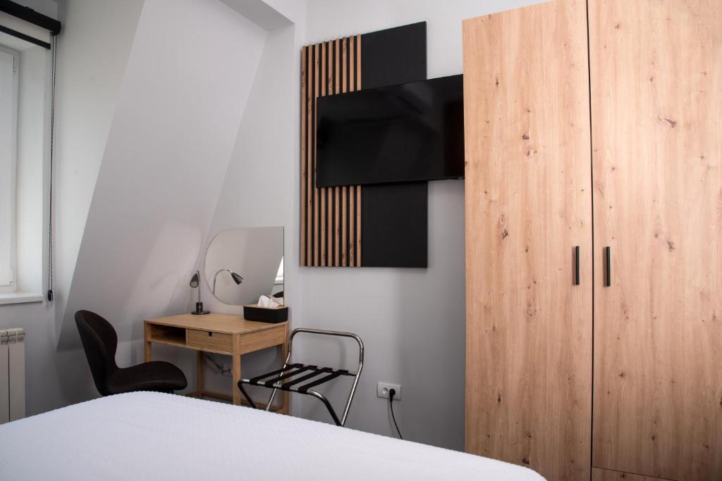 TV a/nebo společenská místnost v ubytování Republic Square Luxury Suites
