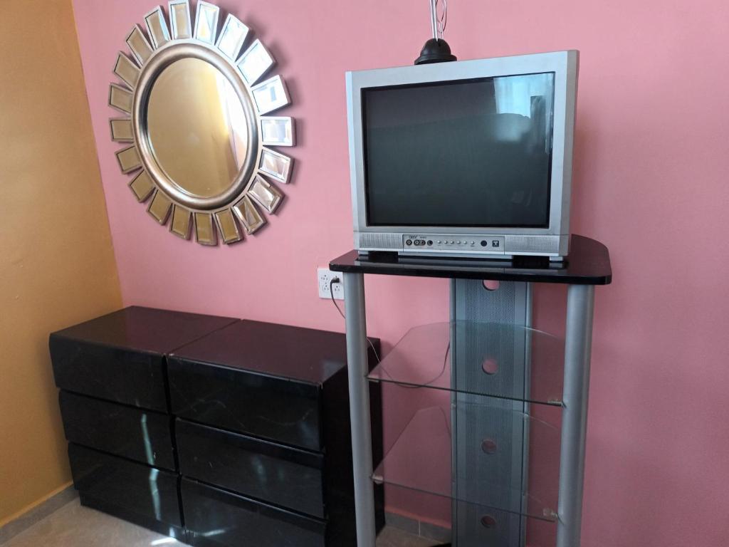 TV a/nebo společenská místnost v ubytování Hospedaje Barato Mi Casita de Colores
