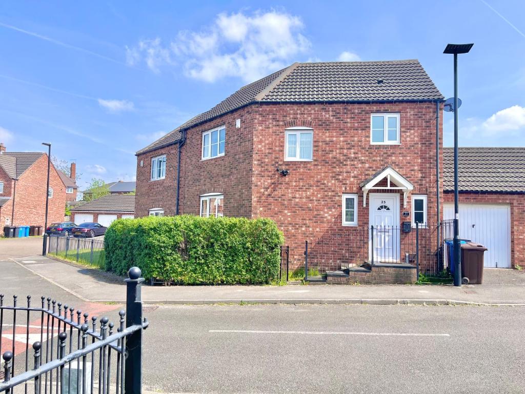 シェフィールドにあるPayler House Sheffield-WiFi -Large Parking Space-cozy 4 bedroomsの通り白い扉のあるレンガ造りの家