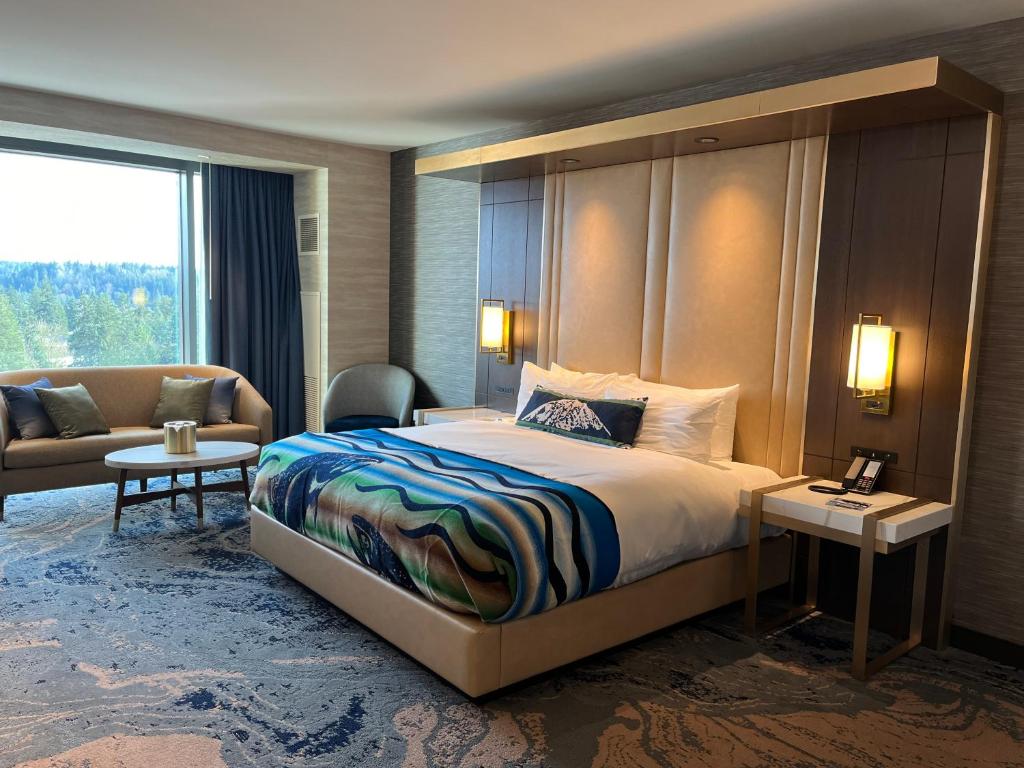 pokój hotelowy z łóżkiem i kanapą w obiekcie Muckleshoot Casino Resort w mieście Auburn