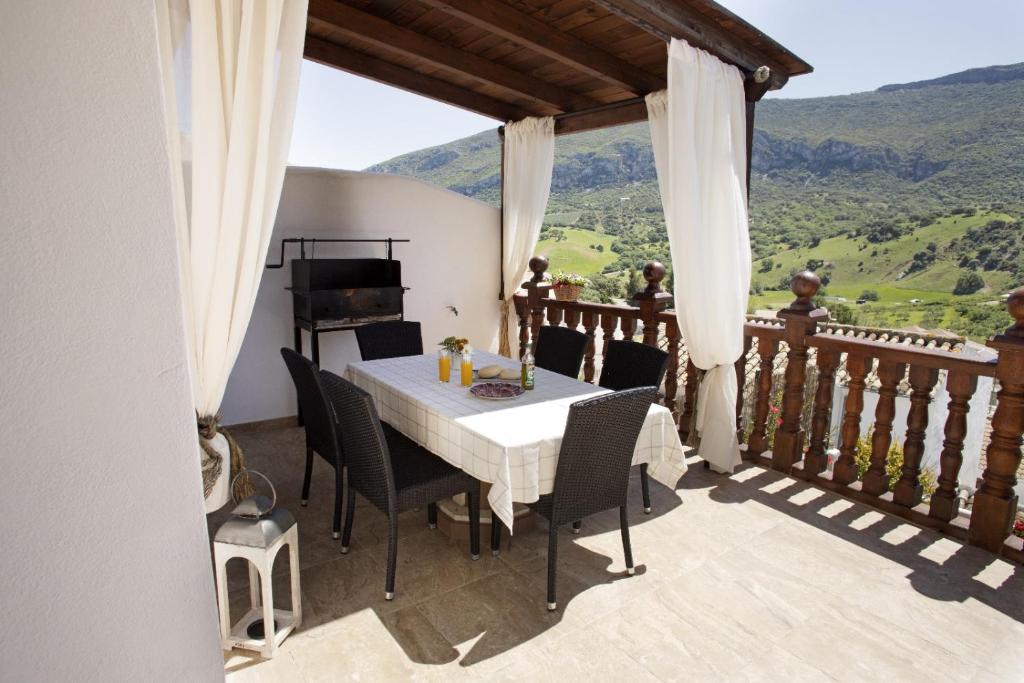 A general mountain view or a mountain view taken from the country house