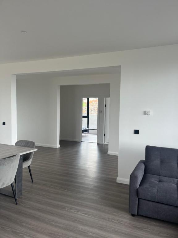 Posezení v ubytování "Deerpark Villa - Sleeps 8, Views of The Rock & Cashel Palace Hotel"
