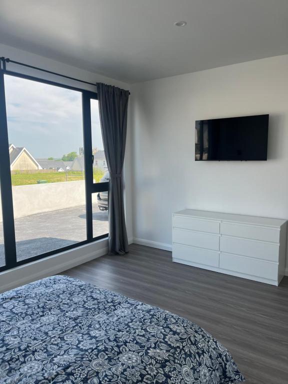 TV a/nebo společenská místnost v ubytování "Deerpark Villa - Sleeps 8, Views of The Rock & Cashel Palace Hotel"
