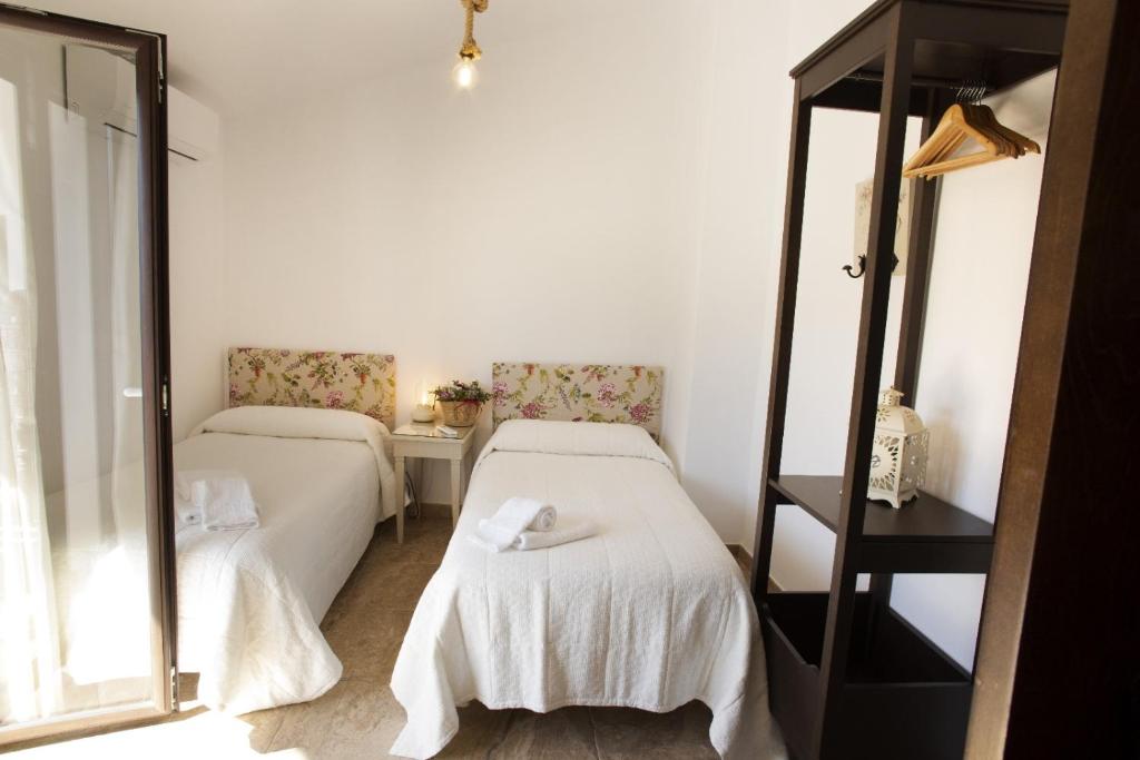 A bed or beds in a room at LA POSADA DE LA MUELA