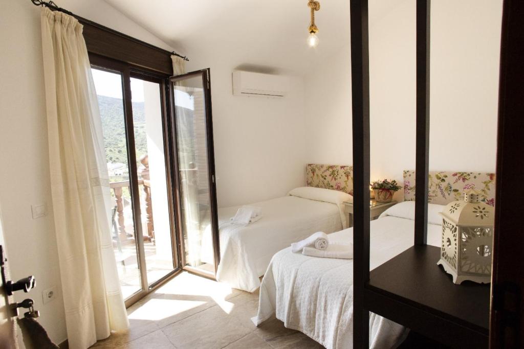 A bed or beds in a room at LA POSADA DE LA MUELA