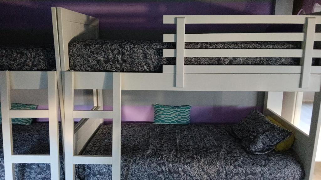 two bunk beds in a room with purple ceilings at Casa em Charneca de Caparica in Charneca