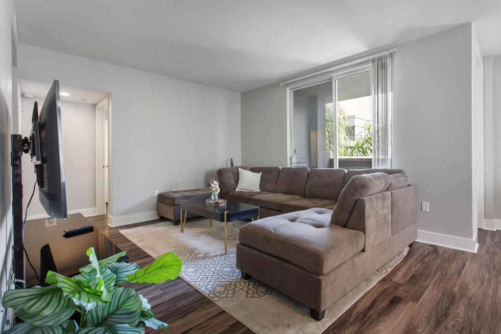 uma sala de estar com um sofá e uma televisão em Cute Santa Monica Apartment with Pool em Los Angeles