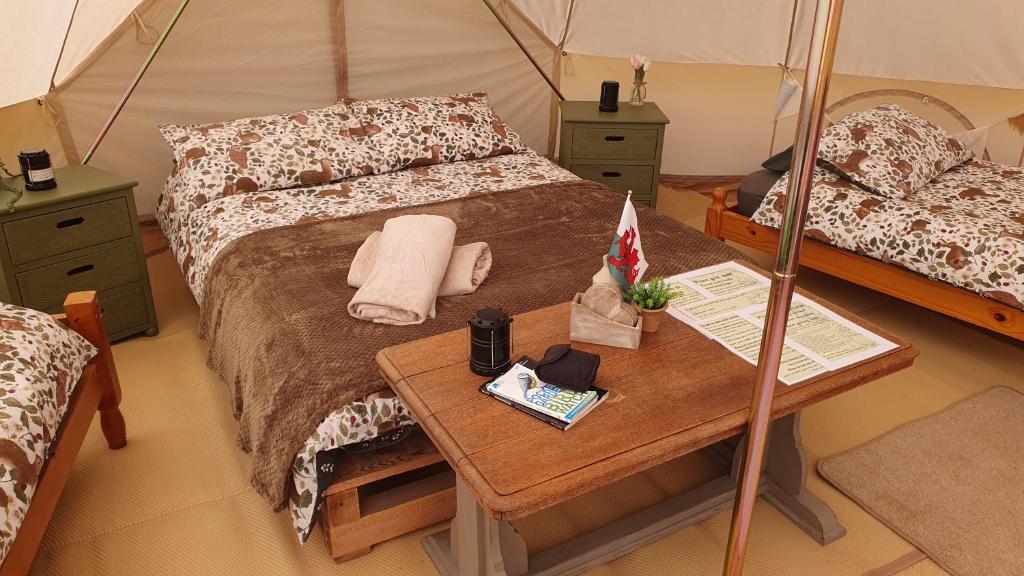 Postel nebo postele na pokoji v ubytování Calon Y Goedwig Glamping