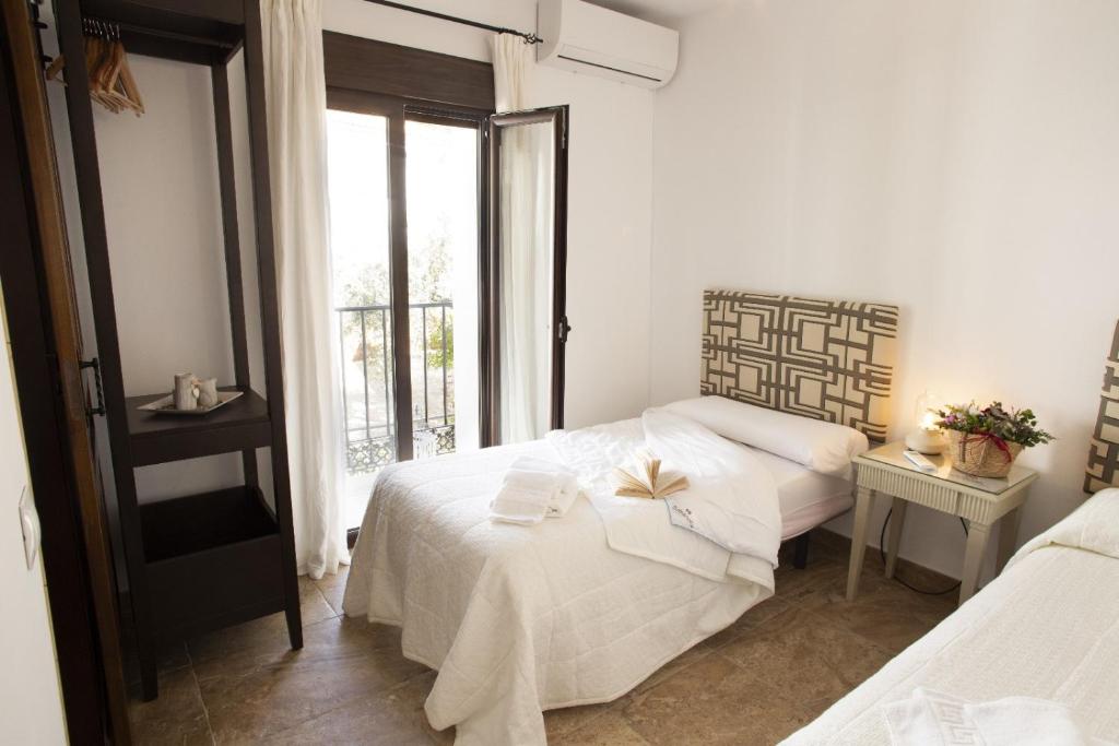 A bed or beds in a room at LA POSADA DE LA MUELA