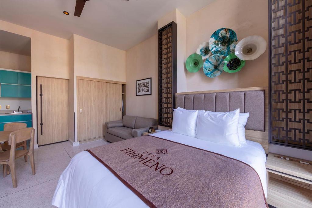 a hotel room with a bed and a living room at Confortable Studio in the heart of Mexico in Mexico City