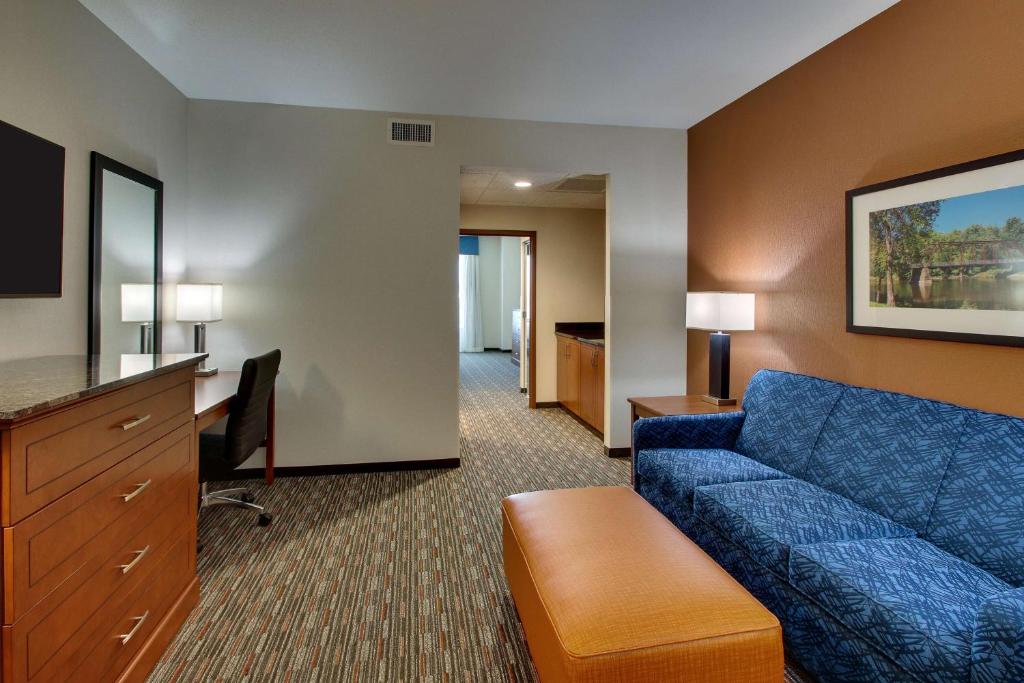 Drury Inn & Suites Iowa City Coralville - Suite Queen Con Sofá Cama - Accesible, Bañera