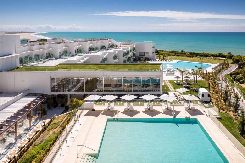 einen Luftblick auf ein Resort mit einem Pool in der Unterkunft Barceló Conil Playa - Adults Recommended in Conil de la Frontera