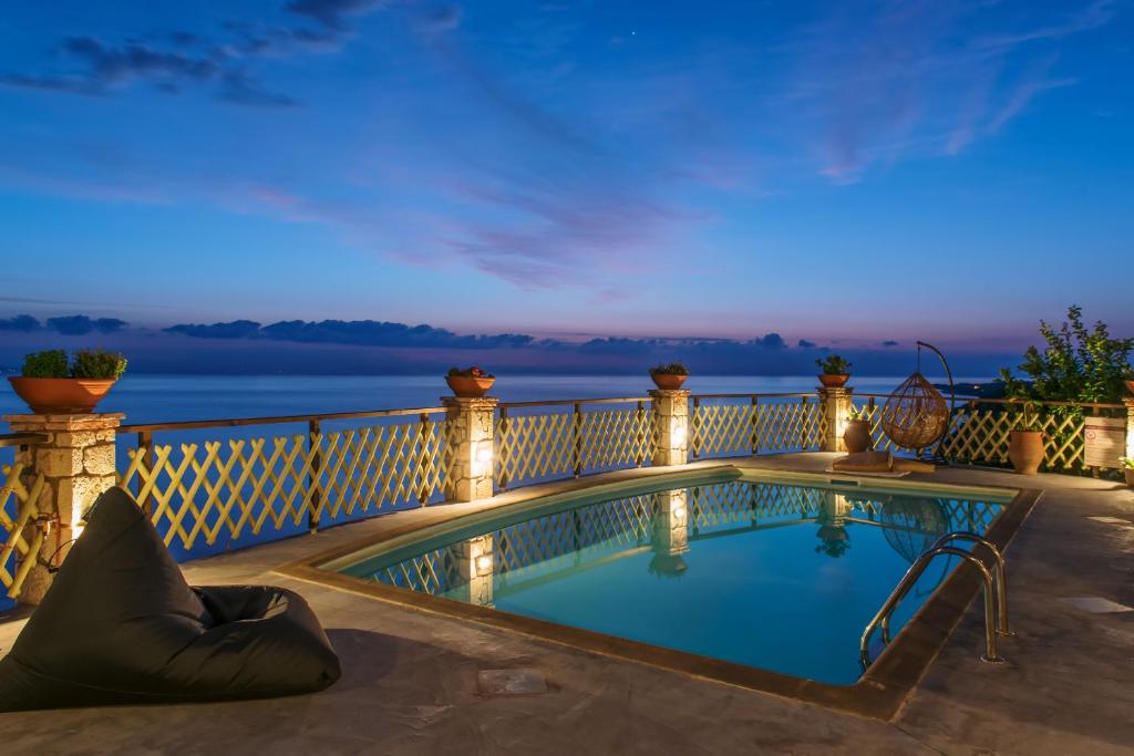 Bazén v ubytování Zakynthos Villas nebo v jeho okolí