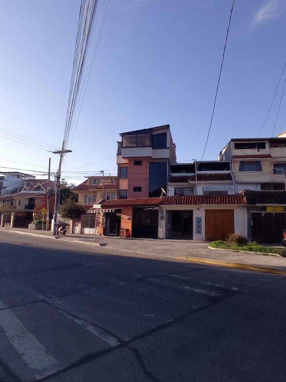 eine leere Straße mit einem Gebäude an der Ecke in der Unterkunft DEPARTAMENTO completo cercano a muchos lugares in Huamboya