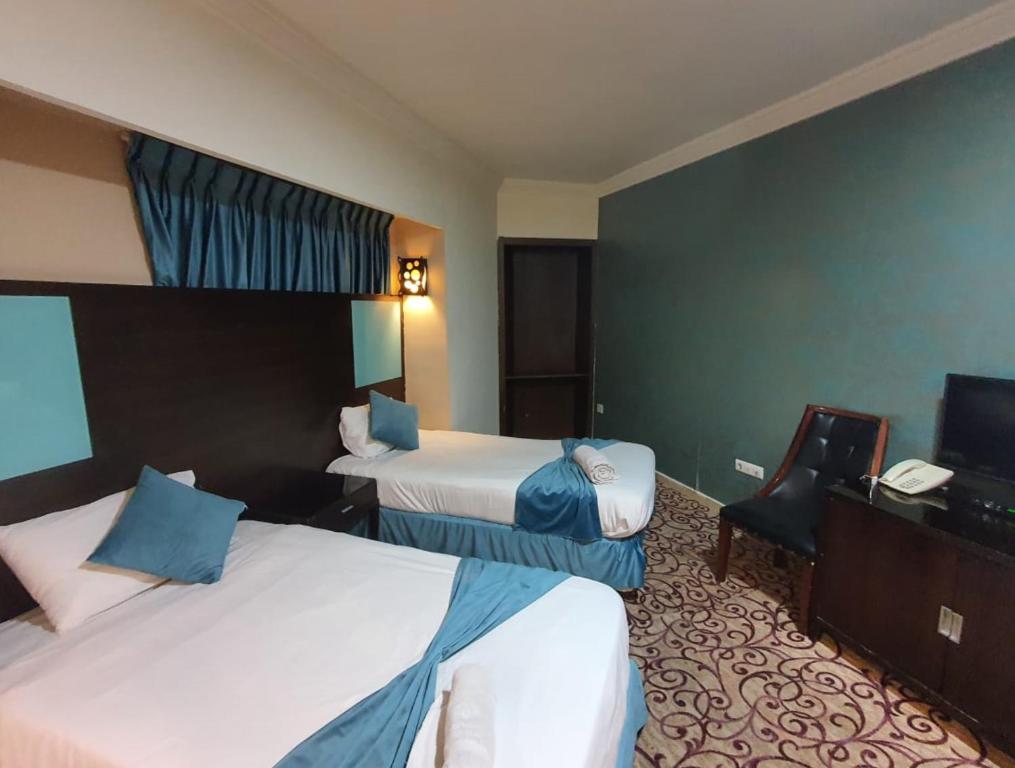 Llit o llits en una habitació de Dania Hotel
