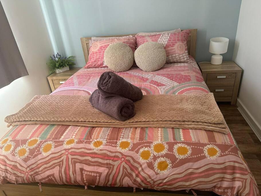מיטה או מיטות בחדר ב-Goreng Boodja Maya-Maya