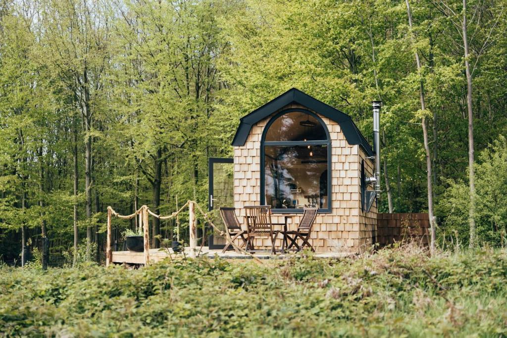 - un kiosque avec des chaises au milieu d'une forêt dans l'établissement Tiny House Au Coeur de la Campagne Wallonne, à Chaumont-Gistoux