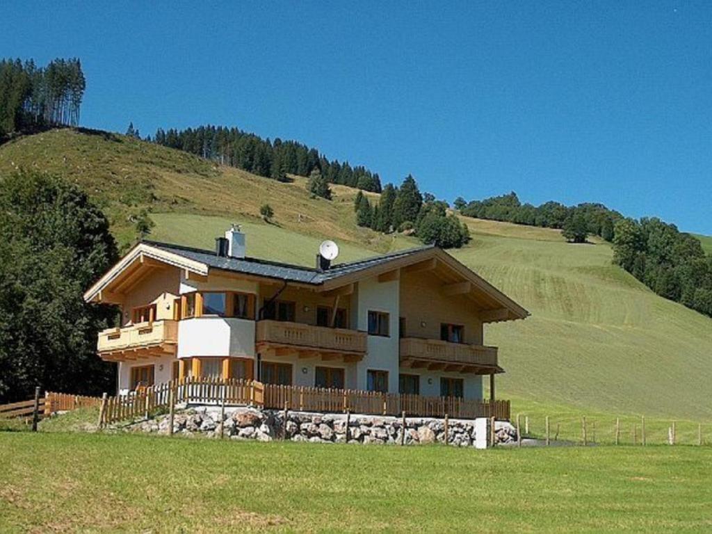 ein großes Haus auf einem Hügel in der Unterkunft Arianne Ski in - Ski out in Saalbach-Hinterglemm