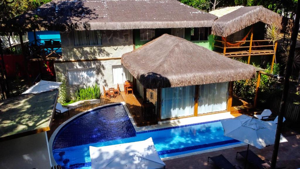 una vista aérea de una casa con piscina en Pousada Casa de Sapê, en Arraial d'Ajuda