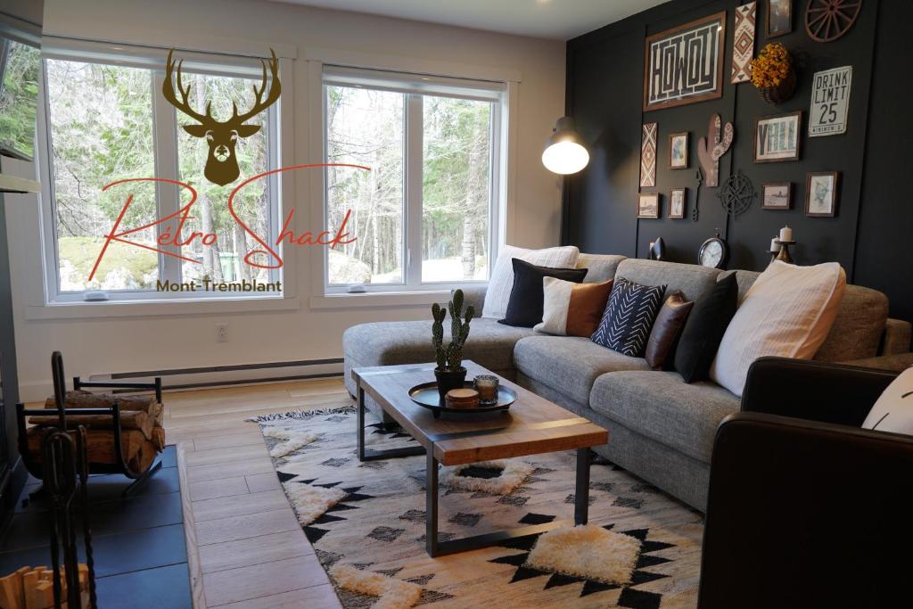 Χώρος καθιστικού στο Le Rétro Shack à Mont-Tremblant