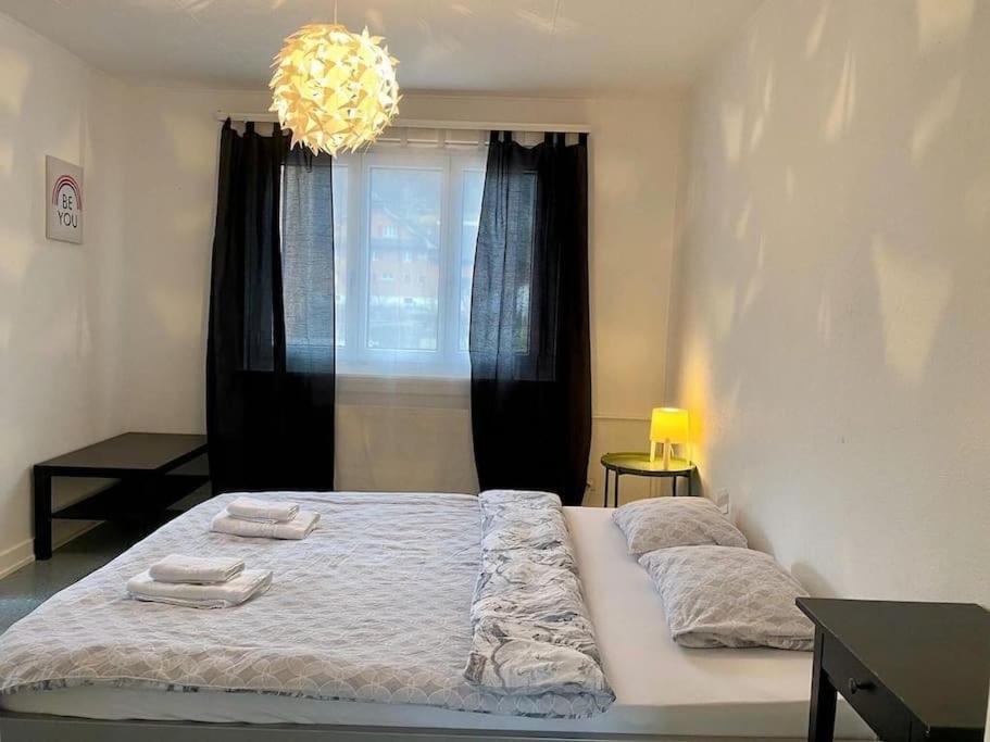 Postel nebo postele na pokoji v ubytování Budget Chalet at Lucerne City!