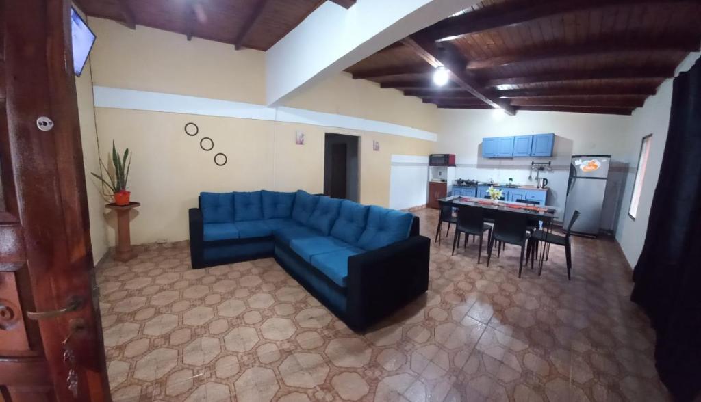 un soggiorno con un divano blu e un tavolo di Inmejorable ubicación en Iguazú Falls ll a Puerto Iguazú