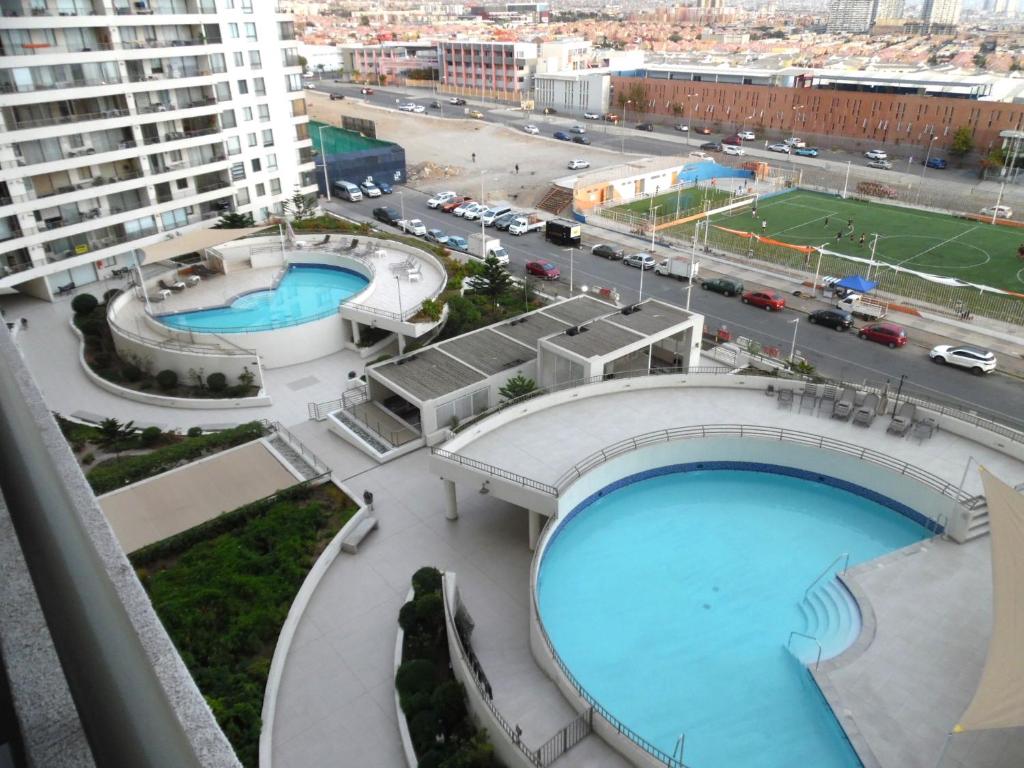 einen Blick auf zwei Swimmingpools in einer Stadt in der Unterkunft hermoso departamento con vista al mar in Antofagasta