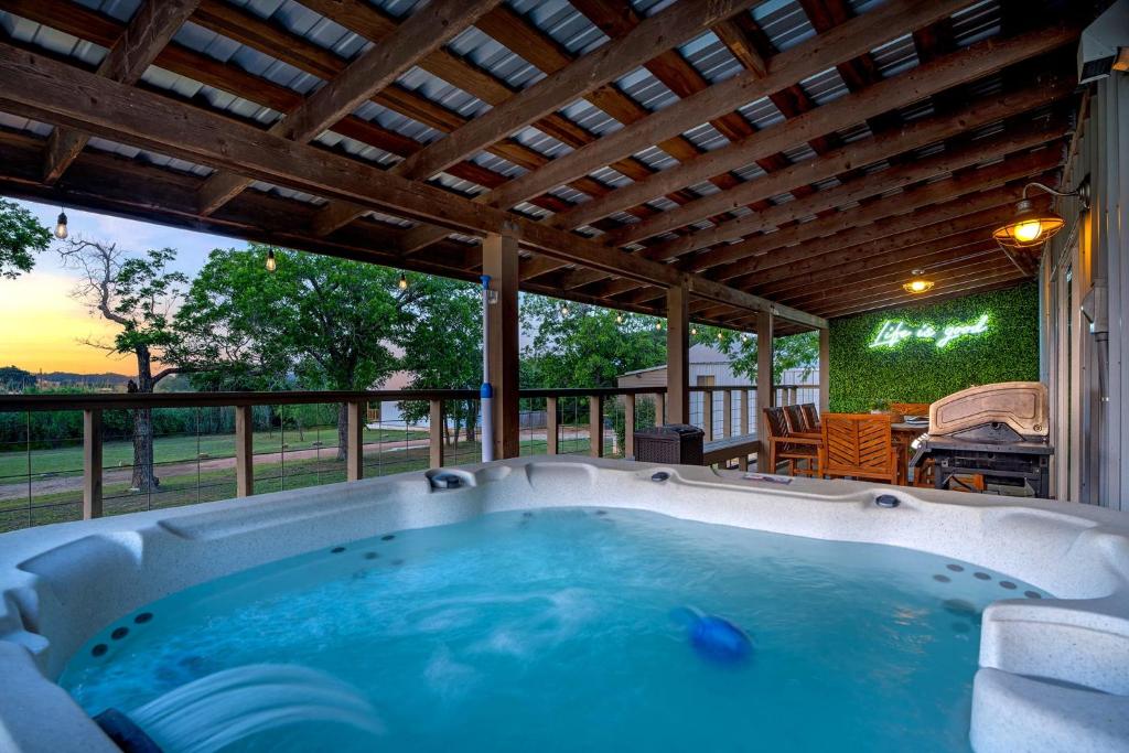 einen Whirlpool auf der Terrasse eines Hauses in der Unterkunft Hollmig Haus - Sleeps 12 with Hot Tub & Beauty Bar in Fredericksburg