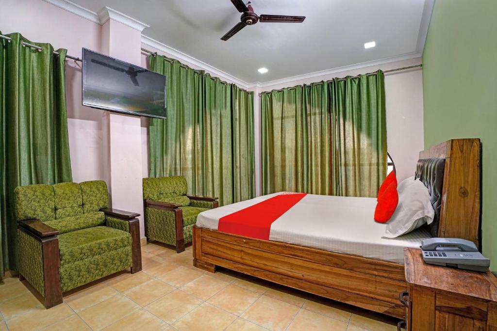 巴雷利的住宿－OYO Hotel Bonzer，一间卧室配有一张床、一台电视和一把椅子
