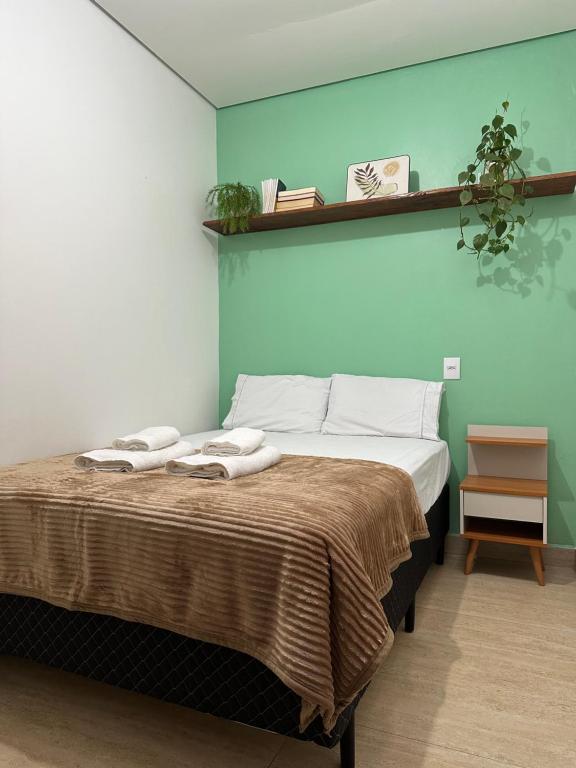 um quarto com uma cama com toalhas em Casa em Condominio próximo trevo Cataratas em Cascavel em Cascavel