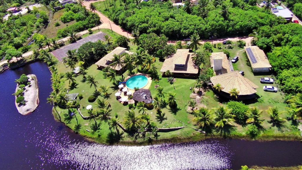 eine Luftansicht auf eine Insel mit einem Resort in der Unterkunft Grimms Pousada de Contos in Porto de Sauipe