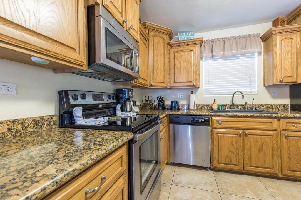 Η κουζίνα ή μικρή κουζίνα στο Pompano Beachview Home
