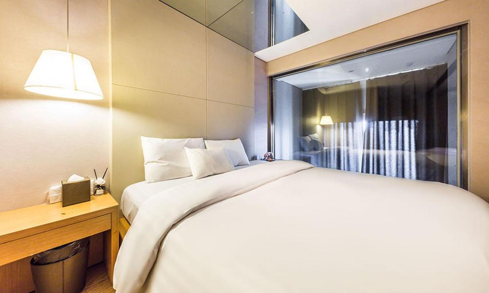 Un pat sau paturi într-o cameră la Yeongdeungpo Lifestyle F Hotel