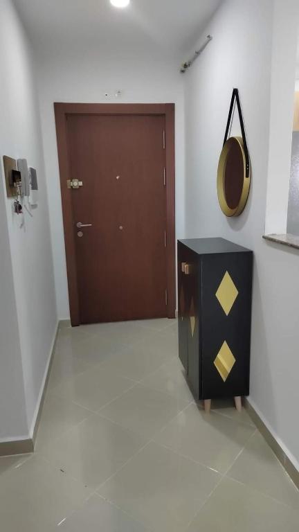 una habitación con una puerta y una caja delante de ella en سيدي عثمان الابيض en Rabat