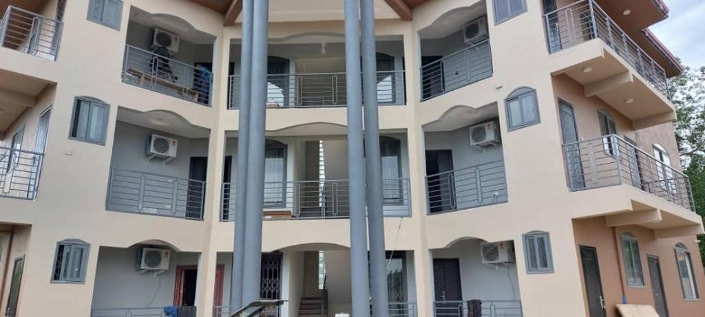 un edificio de apartamentos con balcones en un lateral en Erin Sherah en Accra